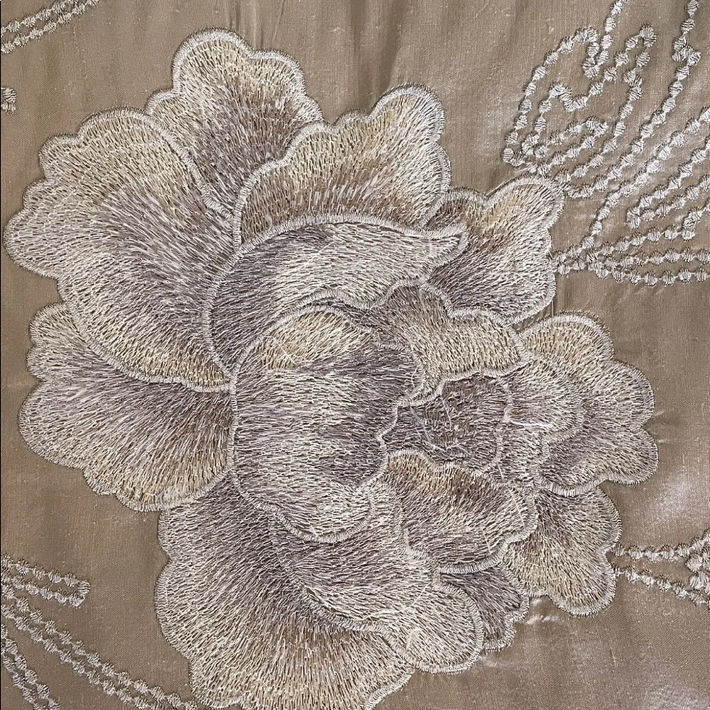 NATORI  BED SHAWL/RUNNER SILK TAN STICHING MSRP 535 $ BREATHTAKING NEW TAG/BOX